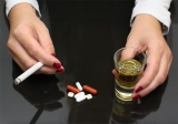 Drogas, alcohol, tabaco y comida basura: los vicios que envejecen la piel